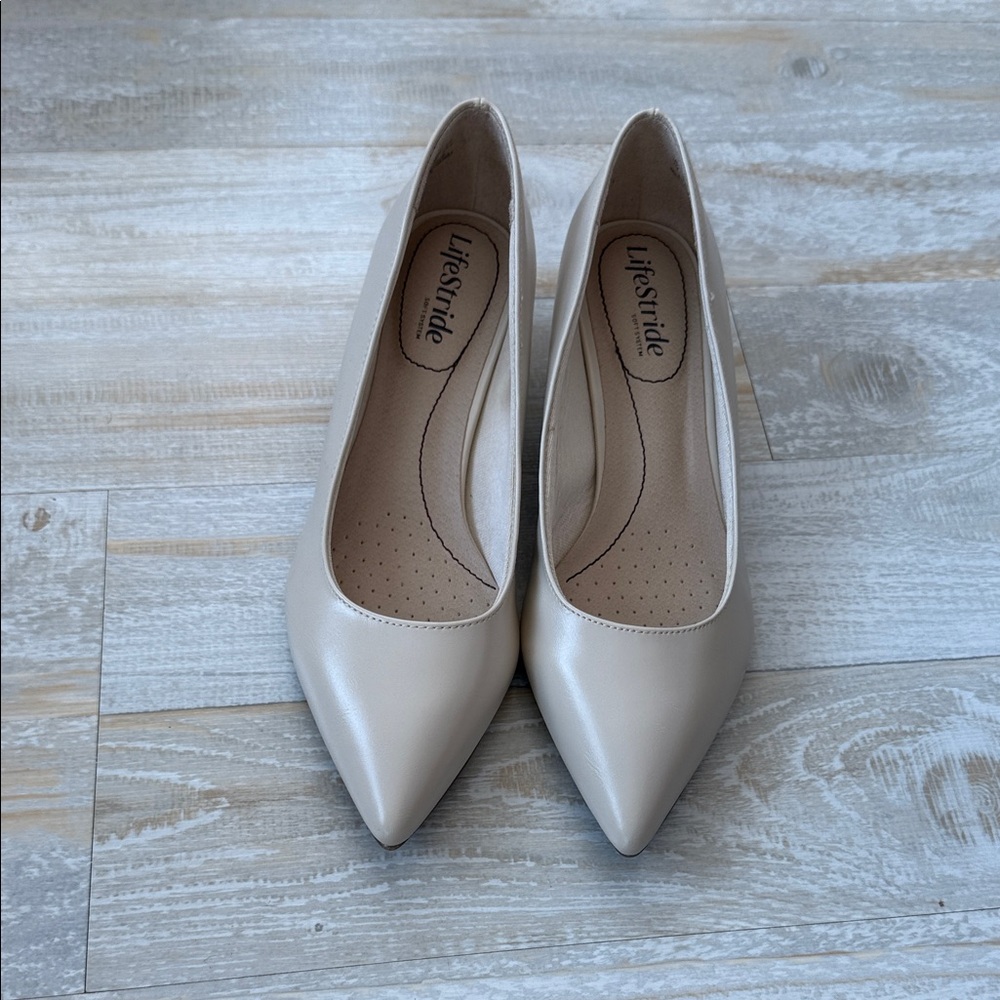 Life Stride Soft System Women's Beige Heels. Size 7